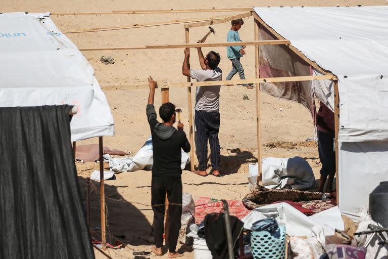 Los palestinos desplazados desmantelan su tienda de campaña antes de huir a una zona más segura en Rafah, el 9 de mayo de 2024