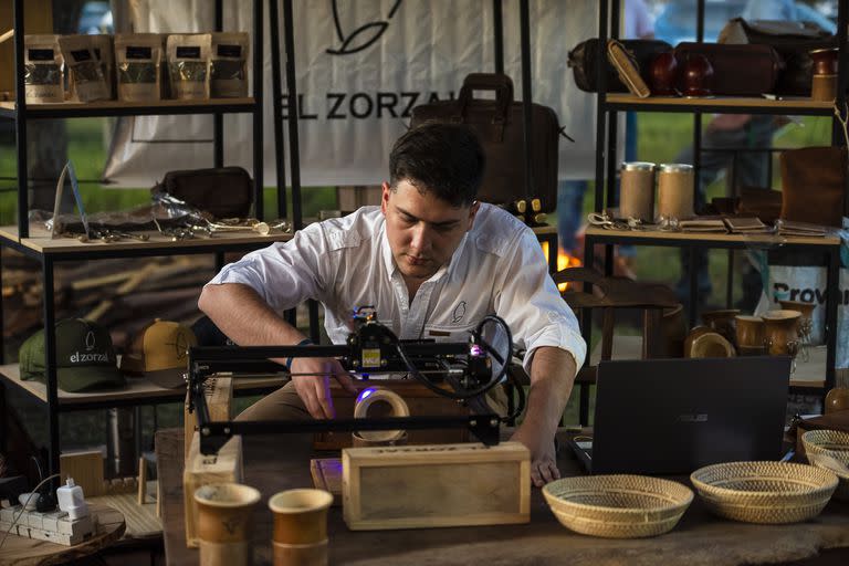 Joaquín Carruega graba un mate con el logo de su emprendimiento