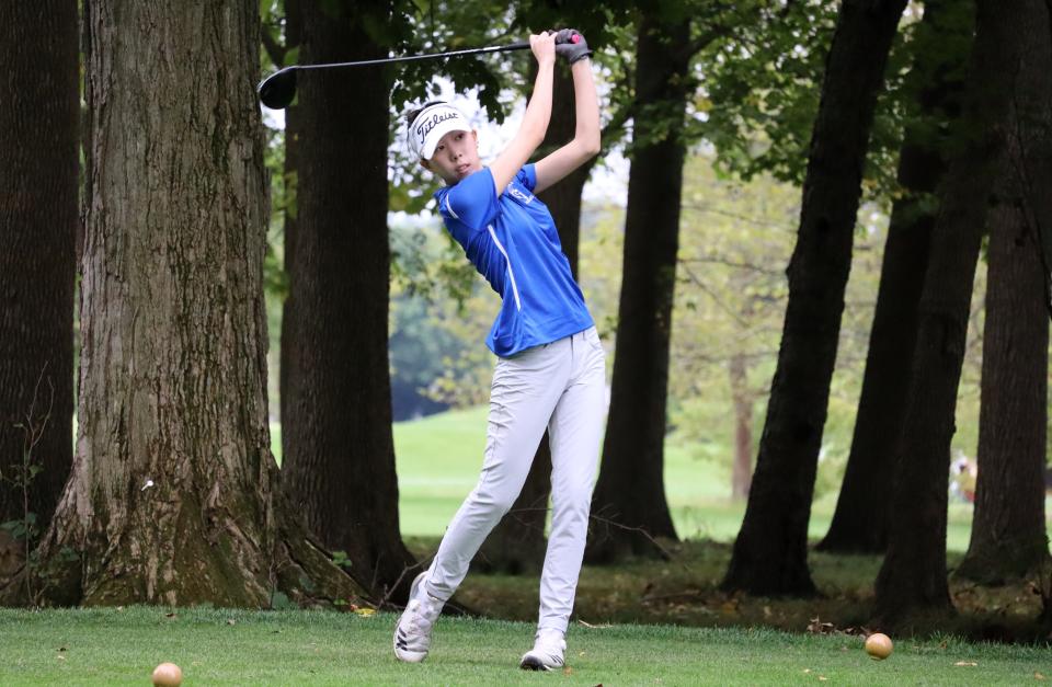 Chaeyeon Kim, estudiante de primer año de Mansfield St. Peters, da el primer golpe en el hoyo 13 en Sycamore Springs en el torneo de golf del distrito de la División II.