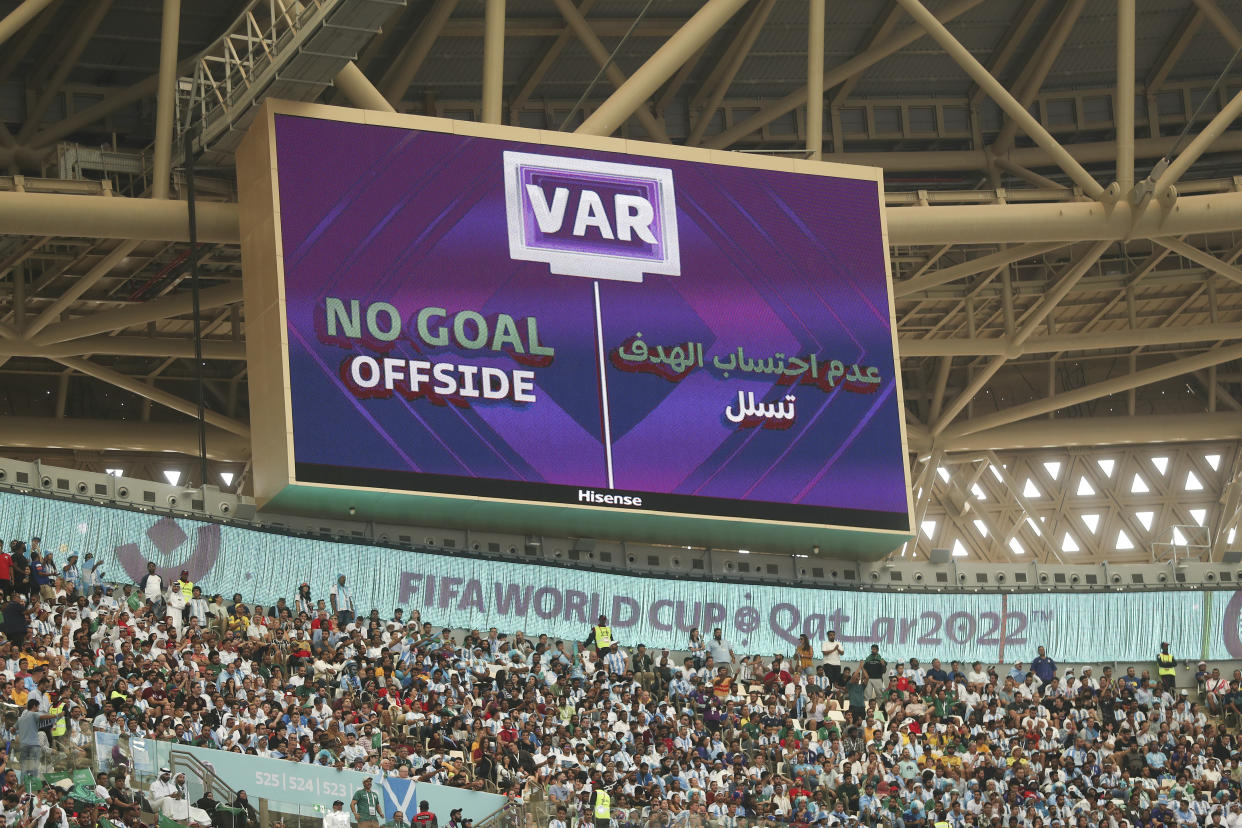 El VAR se convirtió en el protagonista principal en el partido  que mantuvieron Argentina y Arabia Saudita en el Grupo C (Foto: James Williamson - AMA/Getty Images)