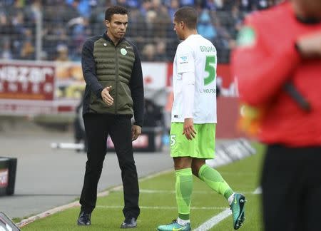 Football Soccer - SV Darmstadt 98 v VfL Wolfsburg - German Bundesliga - Jonathan-Heimes Stadion Boellenfalltor, Darmstadt, Germany - 22/10/16 - VfL Wolfsburg's Jeffrey Bruma (R) leaves the pitch next to coach Valerien Ismael after seeing red card REUTERS/Kai Pfaffenbach