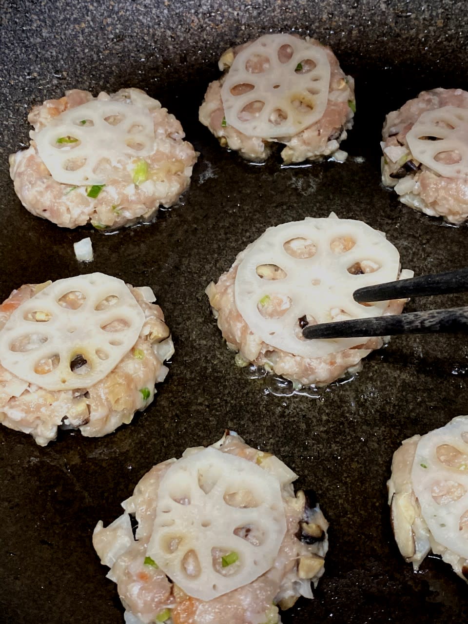 煎蓮藕餅食譜｜煎蓮藕餅爽脆要加一種材料 煎起來不易散有竅妙