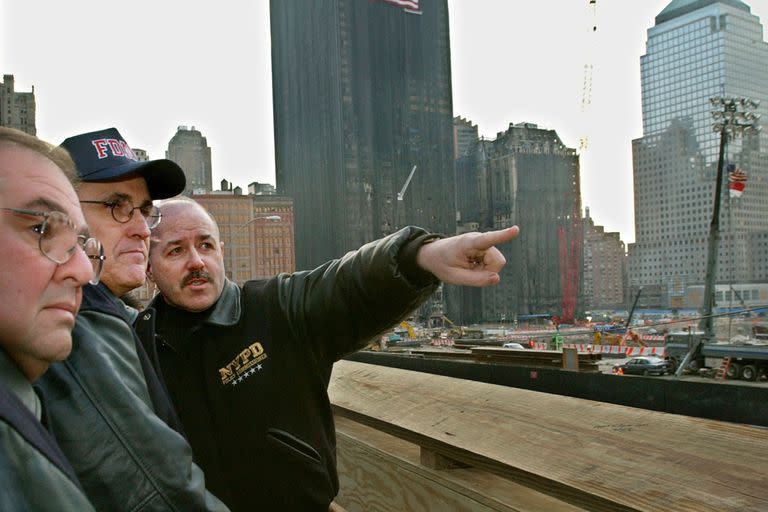 Kerik, junto a Giuliani, en diciembre de 2001