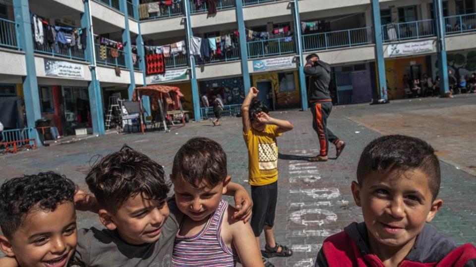 Niños en un refugio.