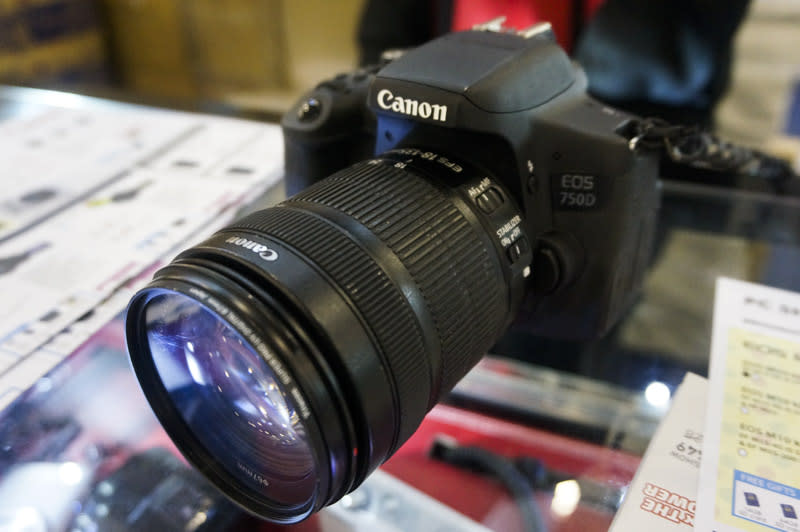 The EOS 750D is a 24.2-megapixel APS-C DSLR that shoots at up to 5 frames per second and has a 3” capacitive vari-angle touch LCD. This is going for $1,499 at the show (with EF S 18-135 IS STM lens), and comes with one 16GB SD card, one 64GB SD cards, a Mild Enthusiast Crumpler bag, T4 tripod, LCD protector, and $100 cashback that you can use at the show if you sign up for their online warranty.