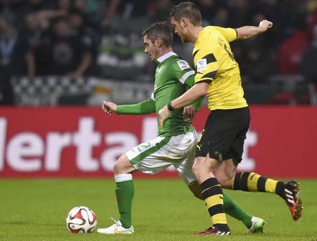 Werder Bremen's Fin Bartels (L) and Borussia Dortmund's Sebatian Kehl fight for the ball during their German Bundesliga first division soccer match in Bremen, December 20, 2014. REUTERS/Fabian Bimmer