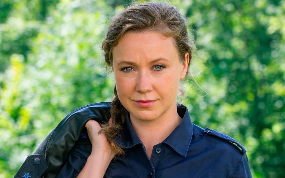 Sophia Strasser (Katharina Leonore Goebel) geht in den neuen Folgen der vierten Staffel "Watzmann ermittelt" auf Spurensuche. Die neue Polizeiobermeisterin hält ihre Kollegen Beissl (Andreas Giebel) und Paulsen (Peter Marton) auf Trab. (Bild: ARD/People Picture/Willi Schneider)