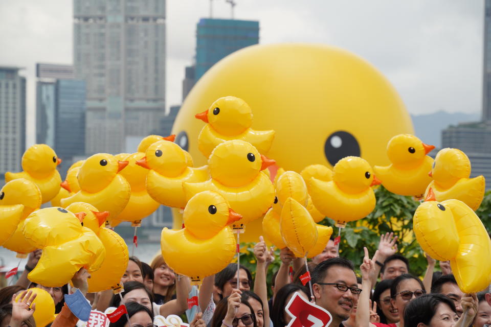 有活動贊助商派發黃鴨氣球，引來大批市民領取