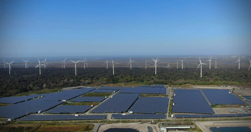 國泰人壽攜手開陽能源雲林麥寮天機太陽能電廠第一期於今年3月完工，裝置容量26MW。（圖／國泰金控提供）