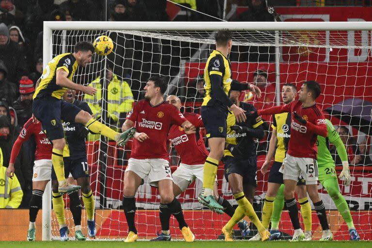 Ya partió el cabezazo de Marcos Senesi que se transformará en el 3 a 0 de Bournemouth frente a Manchester United