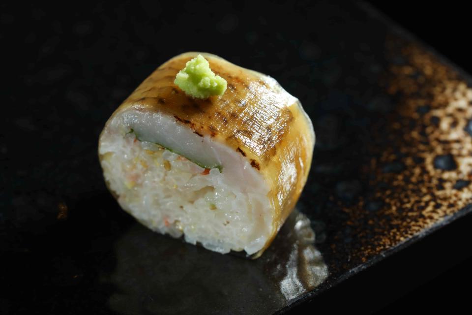 敷著白板昆布面膜的「紅喉棒壽司」帶有甜味，原來關西風的壽司也有著台南魂。