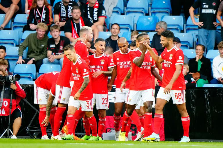 Todos los jugadores de Benfica festejan el gol de Enzo Fernández frente a Midtjylland