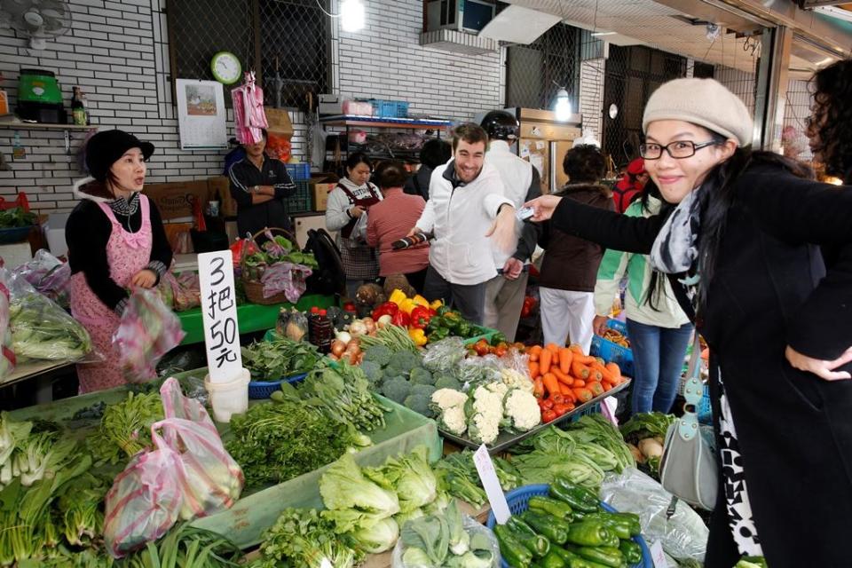 Nicolas常和太太Lucy到傳統市場買菜、找食材，和市場裡的攤家很有交情。