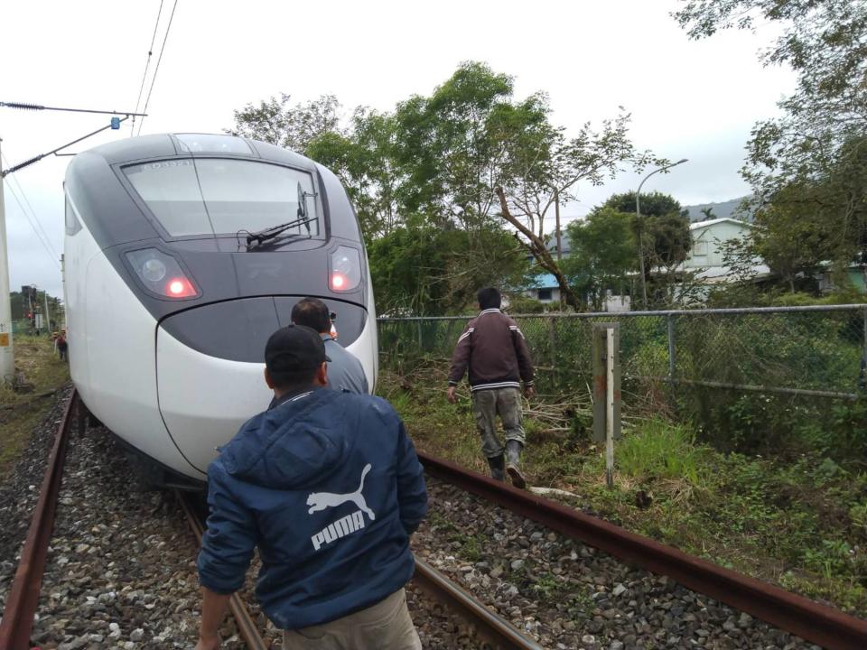 花蓮東部幹線光復至富源站間，1日中午發生一名71歲男姓長者不明原因闖入軌道，遭472車次EMU3000列車撞擊身亡。（中央社／民眾提供）