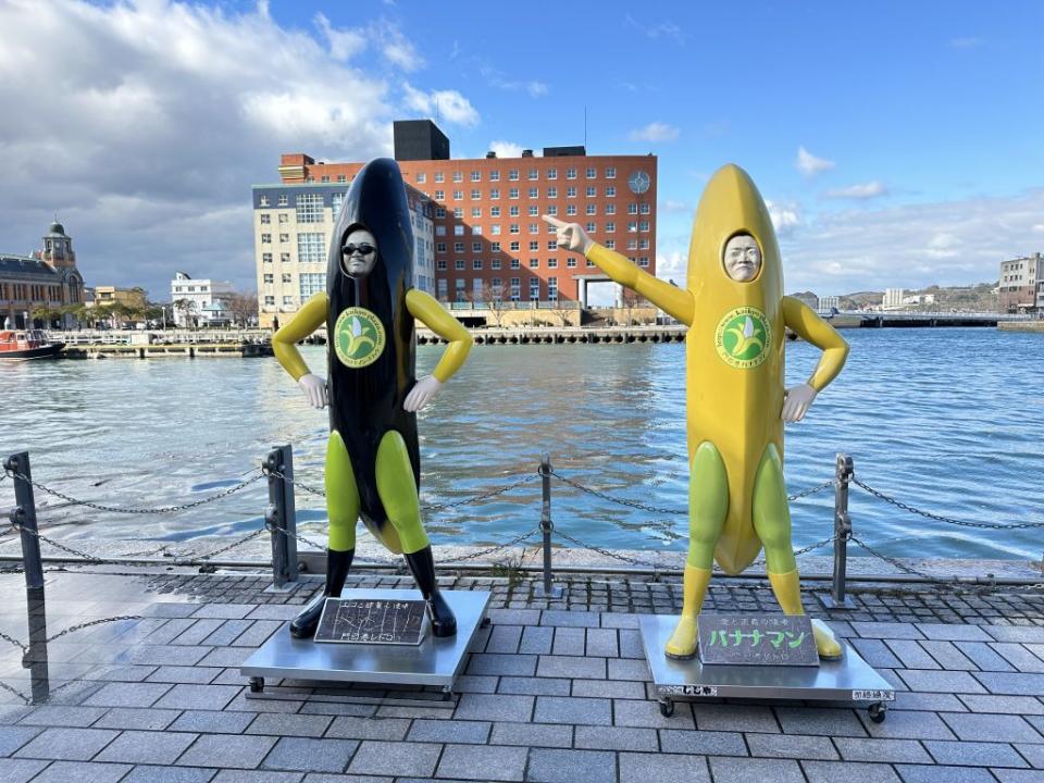 門司港海峽廣場超人氣的「香蕉人」，遊客到此都會與香蕉人合影留念。