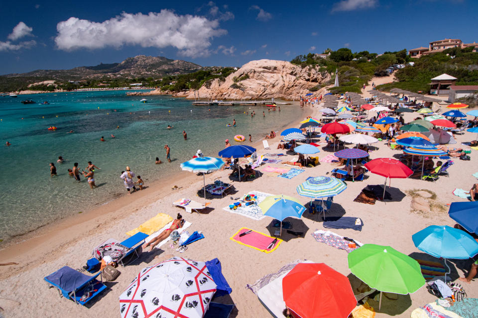 Tanti turisti affollano le spiagge più belle di Porto Cervo e dintorni. La Sardegna è finita nel mirino delle critiche per l'incremento di casi tra i turisti ma il governatore Solinas respinge le accuse: "Non siamo un'isola di untori". (Photo by Emanuele Perrone/Getty Images)