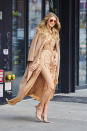 <p>Topmodel Gigi Hadid ist ein wahrer Hingucker in der Farbe Iced-Coffee. Hinreißend und absolut elegant verschmilzt das Outfit sogar mit ihrem Hautton. (Bild-Copyright: J. Webber/Splash News)</p>