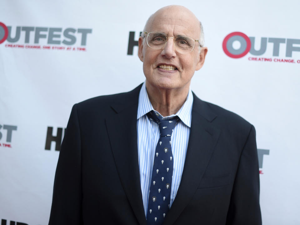 In der Hitserie “Transparent” spielt Jeffrey Tambor eine Transsexuelle. Dafür kassiert er schätzungsweise 275.000 Dollar für jede Episode. (Bild-Copyright: Richard Shotwell/Invision/AP)