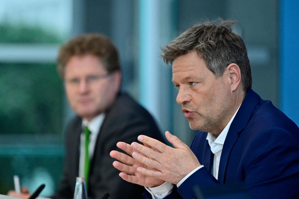 Der deutsche Minister für Wirtschaft und Klimaschutz Robert Habeck (r) bei einer Pressekonferenz mit dem Staatssekretär für Klima Patrick Graichen (Bild: Getty).