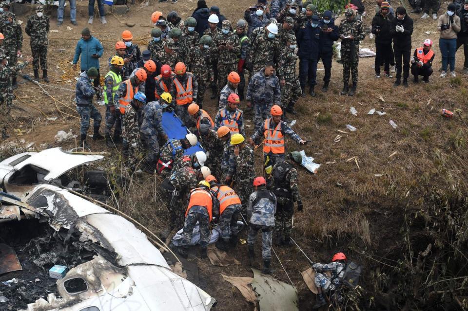 Los equipos de rescate han encontrado los cuerpos de 68 de las 72 personas que iban a bordo del avión (AFP vía Getty Images)