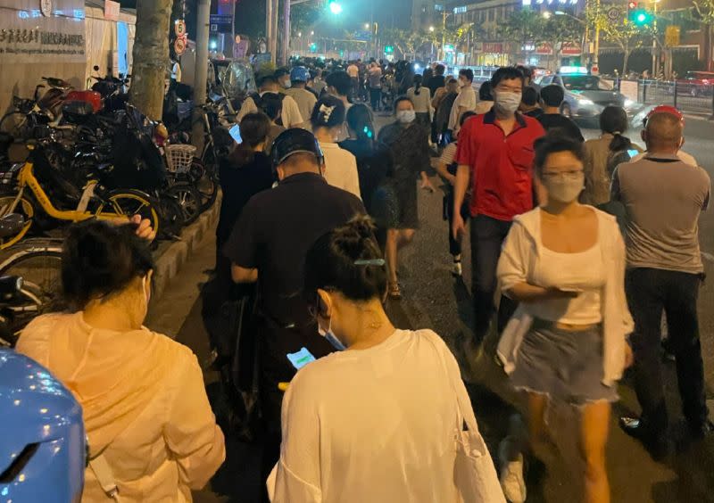 ▲因為新冠疫情而封控超過2個月的上海市，6月1日凌晨終於正式解封，街上湧現人潮。（圖／翻攝自微博）