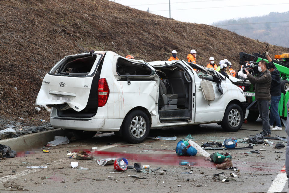 今 (1) 日韓國世宗市一高速公路上，一輛麵包車疑似在轉彎時失去重心發生翻車事故，造成7人死亡。   圖 : 翻攝自澎派新聞