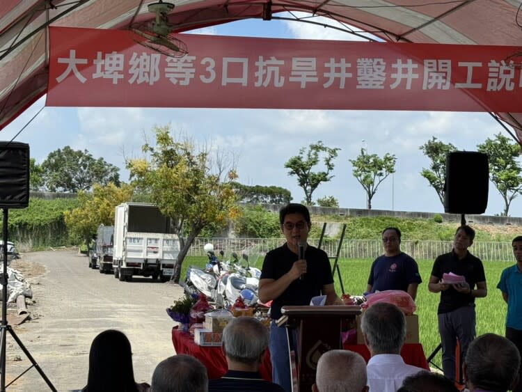 ▲劉建國爭取經費，大埤鄉抗旱井汰舊換新，改善農田灌溉 。(記者劉春生攝)