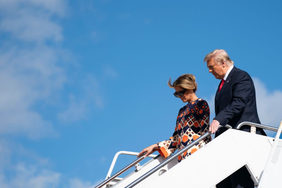 Melania wechselte für die Landung in Florida in ein Gucci-Kleid. Foto: Getty Images