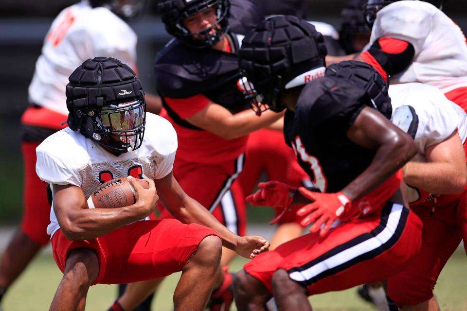 Middleburg Broncos running back Mike Mitchell #1 runs the ball during practice Tuesday, Aug. 16, 2022 at Middleburg High School in Jacksonville. 