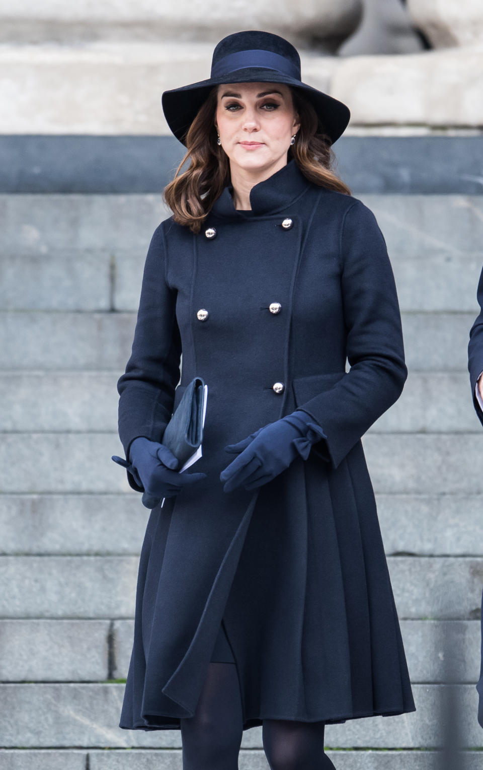 <p>Kate Middleton asistió junto al príncipe William a un servicio religioso en la Catedral de San Pablo, en Londres, y allí lució muy guapa en una gabardina azul de seis botones, con la que presumió de su quinto mes de embarazo/Getty Images </p>