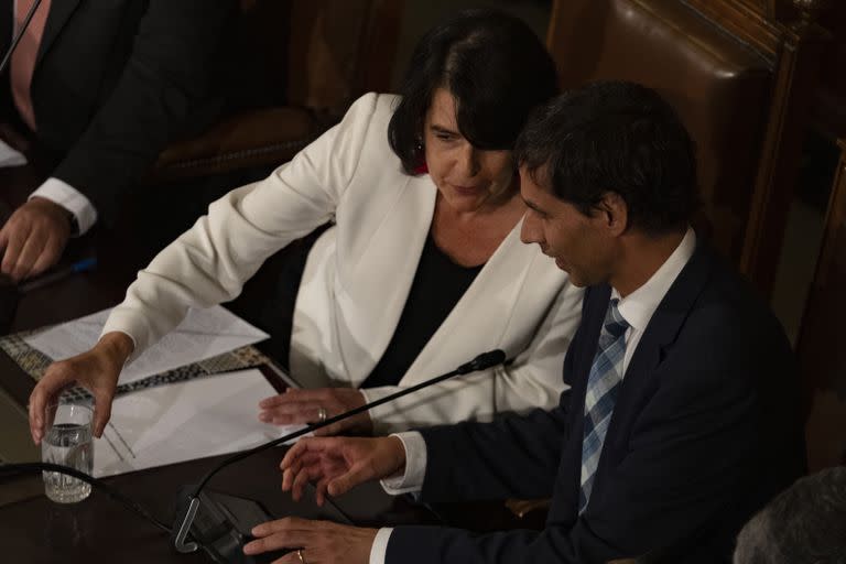 Verónica Undurraga, presidenta del Grupo de Expertos Constitucionalistas designado para redactar la nueva propuesta constitucional, conversa con su vicepresidente Sebastián Soto durante el inicio de un segundo proceso constitucional en el Congreso Nacional en Santiago, Chile, el lunes 6 de marzo de 2023. 