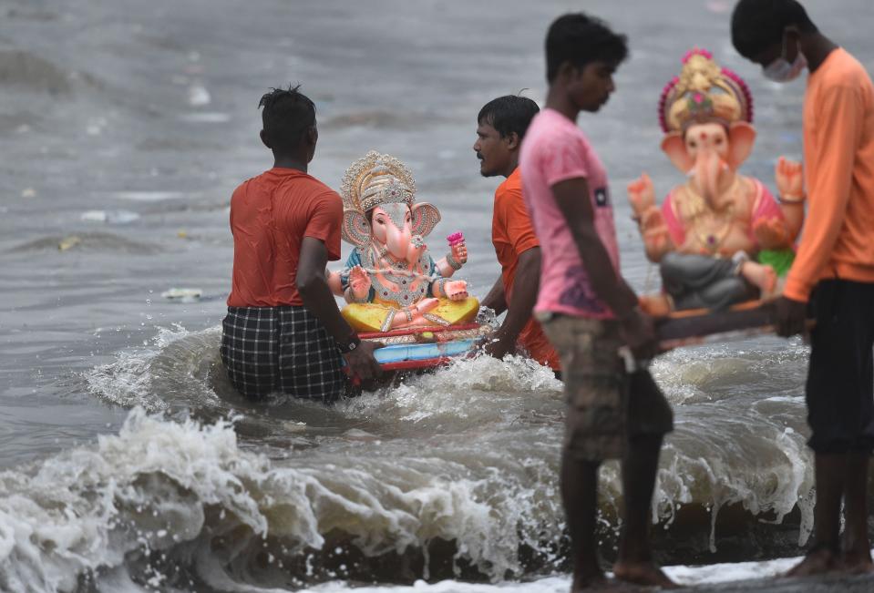 <div class="paragraphs"><p> Volunteers immerse idols of god Ganesha in the Arabian Sea on the 5th day during the Ganesh Chaturthi festival, at Dadar Chowpatty in Mumbai, Tuesday, 14 September.</p></div>