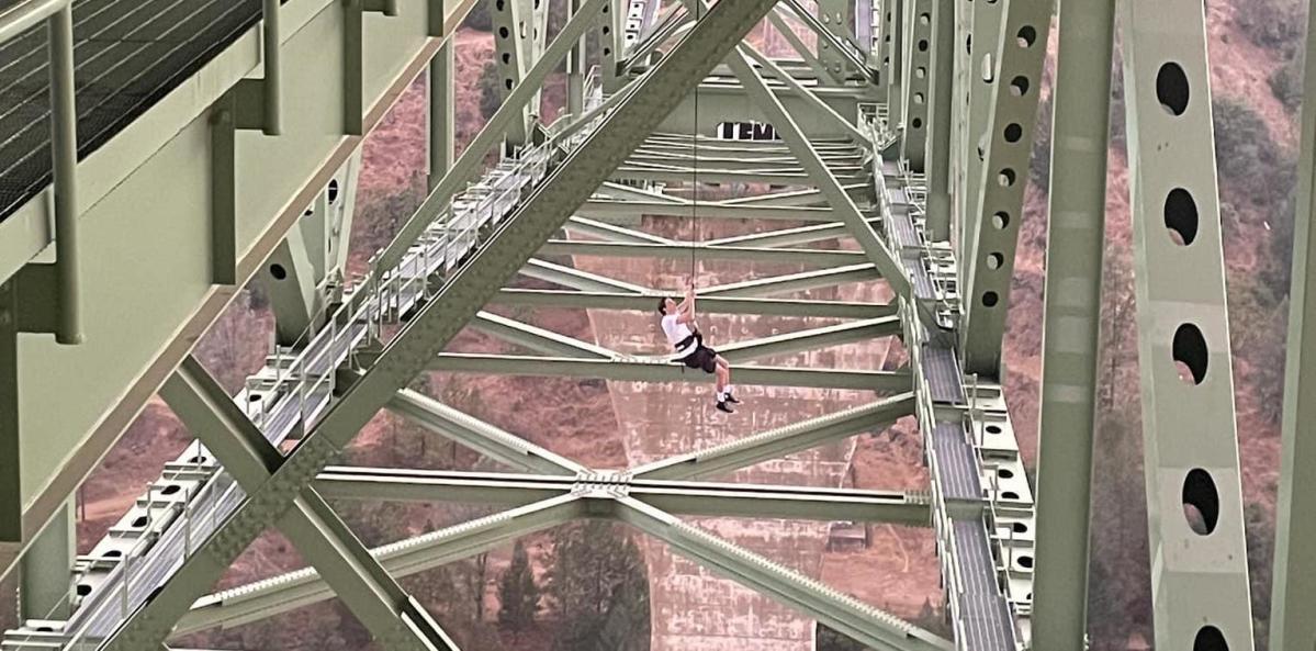 Teen gets stuck dangling 700 feet above river on California’s tallest bridge – Yahoo News