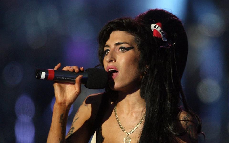 Als am 23. Juli 2011 die Nachricht vom Tode Amy Winehouse' die Runde machte, nahm die ganze Welt Anteil. Die Soulsängerin starb an den Folgen ihres exzessiven Alkoholkonsums. Der "Club 27" hatte tragischerweise ein neues Mitglied. (Bild: Dan Kitwood/Getty Images)