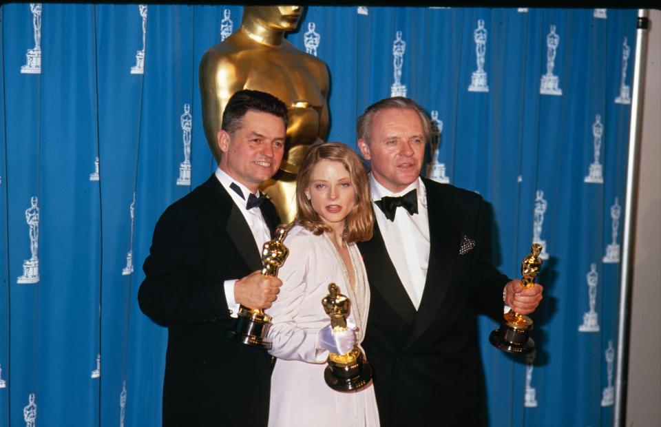 Jodie Foster, Anthony Hopkins y Jonathan Demme en la ceremonia de los Oscars en 1992. (Photo by The LIFE Picture Collection via Getty Images)