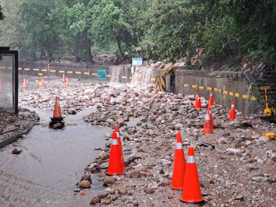 陽明山陽金公路中興路口因暴雨導致落石坍塌。   圖:翻攝自陽明山國家公園臉書