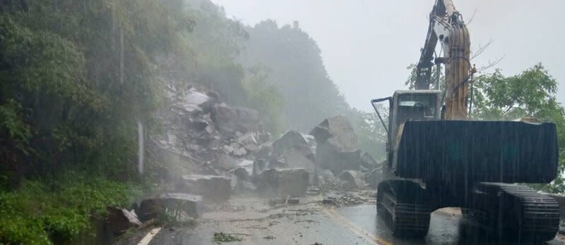 強降雨襲南投縣、嘉義縣，造成台21線131公里處信義鄉同富路段(圖)與台18線78.3公里處阿里山鄉路段坍方中斷，在台18線預計18日傍晚搶通前，玉山塔塔加、阿里山可說暫成孤島。（公路總局提供）