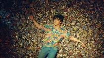 防彈少年團新歌《FAKE LOVE》MV裡，有一幕是J-HOPE躺在S品牌巧克力棒上的場面。