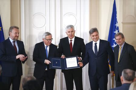 Bosnian Tripartite presidency member Bakir Izetbegovic (L to R), European Commission President Jean-Claude Juncker, chairman of the Bosnian Tripartite presidency Dragan Covic, Bosnian Prime Minister Denis Zvizdic and European Neighbourhood Policy and Enlargement Negotiations commissioner Johannes Hahn pose for a picture in Sarajevo, Bosnia and Herzegovina, February 28, 2018. REUTERS/Dado Ruvic