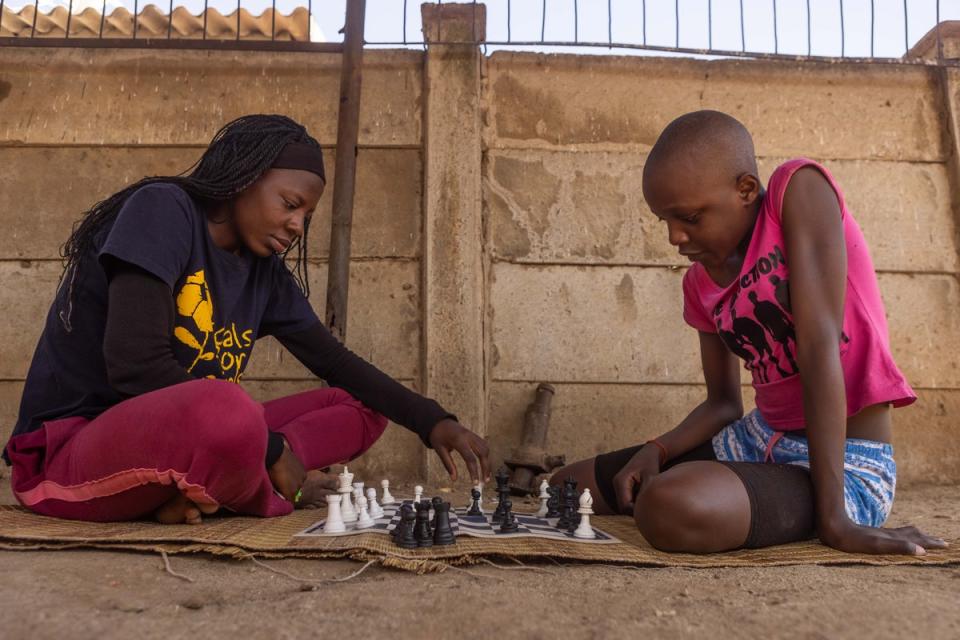 Trish plays chess with her sister (Tafadzwa Ufumeli/Evening Standard)