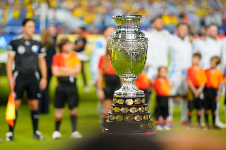 La Copa América en el campo de juego del Hard Rock Stadium.

