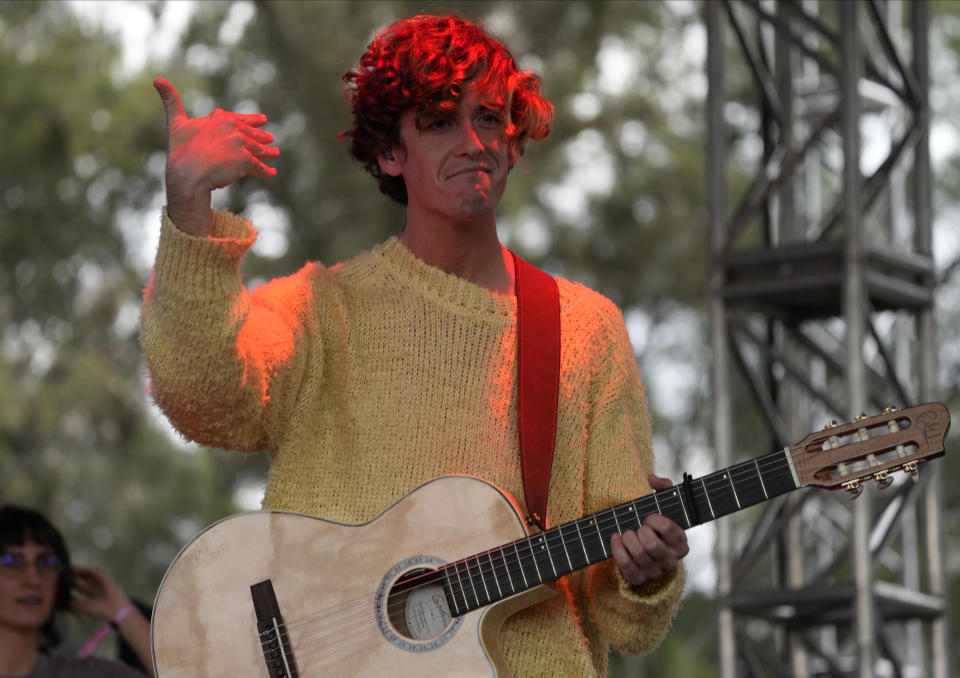 Alvaro Lafuente Calvo, conocido como Guitarricadelafuente, durante su presentación en el festival Vive Latino en la Ciudad de México el domingo 19 de marzo de 2023. (Foto AP/Fernando Llano)