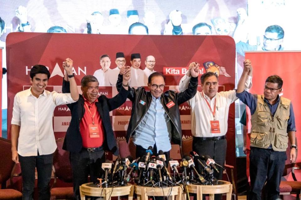 Datuk Seri Anwar Ibrahim and Pakatan Harapan leaders pose for a picture during a press conference at Grand Dorsett Subang November 19, 2022. — Picture by Firdaus Latif