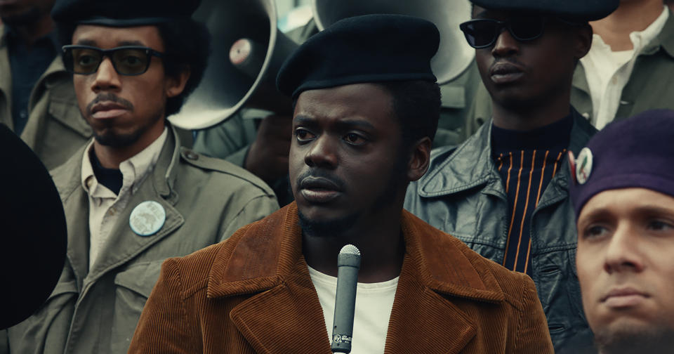 En esta imagen difundida por Warner Bros. Pictures, Daniel Kaluuya en una escena de "Judas and the Black Messiah". La película se estrena el viernes en HBO Max y salas de cine. Kaluuya ganó el domingo el Globo de Oro al mejor actor de reparto por este trabajo. (Warner Bros. Pictures via AP)