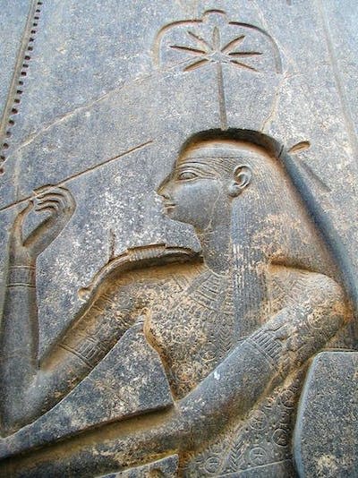 A Louxor, en Égypte, une Seshat est gravée sur une statue du pharaon Ramsès II. <a href="https://commons.wikimedia.org/wiki/File:Luxor_temple_16.jpg" rel="nofollow noopener" target="_blank" data-ylk="slk:Jon Bodsworth/Wikimedia;elm:context_link;itc:0;sec:content-canvas" class="link ">Jon Bodsworth/Wikimedia</a>