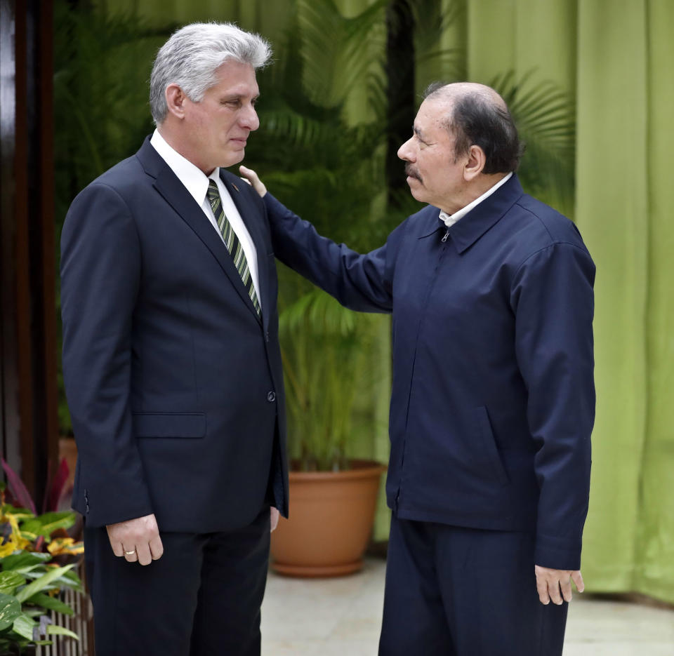 El presidente cubano Miguel Díaz-Canel y su homólogo nicaragüense Daniel Ortega asisten a una reunión de miembros del ALBA-TCP en La Habana, Cuba, el viernes 14 de diciembre de 2018. (Ernesto Matrascusa/Pool Foto vía AP)