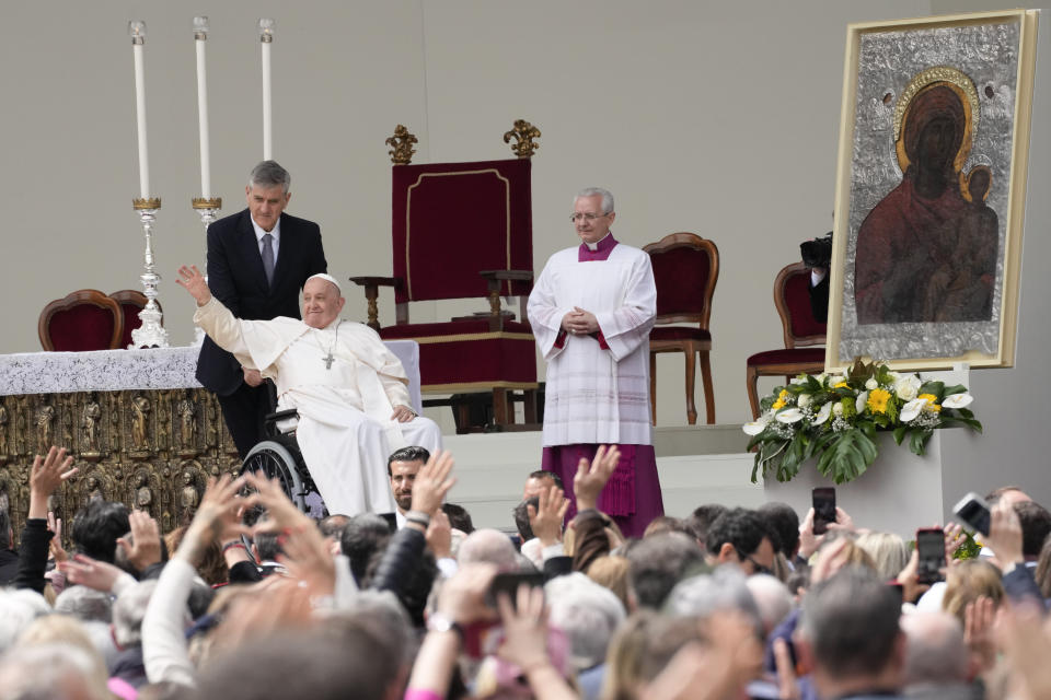 28日，教宗方濟各在威尼斯向教徒揮手示意。（圖／美聯社）
