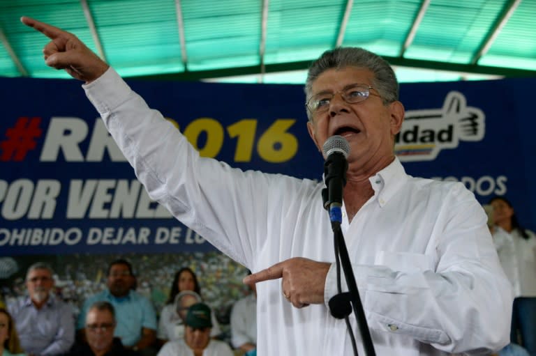 The president of the Venezuelan National Assembly, Henry Ramos Allup, speaks during a meeting with representatives of the Democratic Unity Roundtable (MUD), in Caracas, on September 26, 2016
