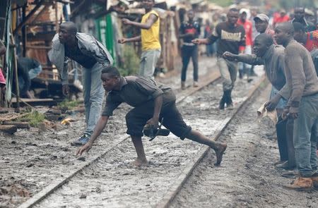 Opposition supporters clash with police in Kibera slum in Nairobi, Kenya October 26, 2017. REUTERS/Goran Tomasevic