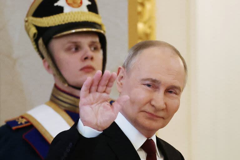 Vladimir Putin saluda al entrar al Kremlin para la ceremonia de investidura, el 7 de mayo de 2024